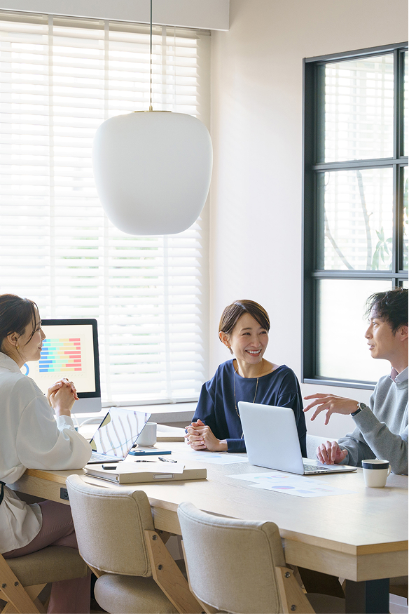 打ち合わせをしているスタッフ イメージ写真